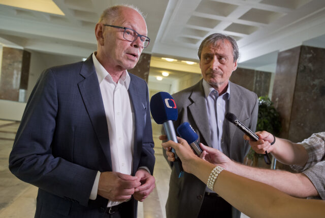 Ministr financí Ivan Pilný a ministr obrany Martin Stropnický