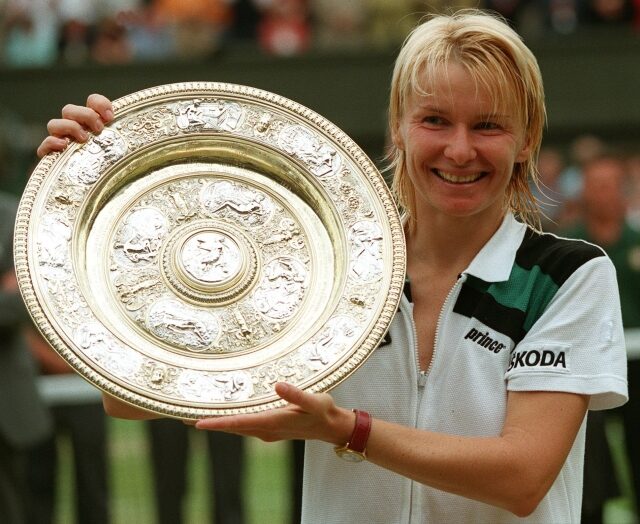 *** Ve věku 49 let zemřela 19. listopadu po těžké nemoci tenistka Jana Novotná, wimbledonská vítězka. O jejím úmrtí ČTK informovali zástupci rodiny. Na archivním snímku je Novotná s trofejí po finálovém utkání tenisového turnaje ve Wimbledonu, v němž 4. července 1998 porazila Francouzku Nathalii Tauziatovou.*** (Tenis-Wimbledon-finále-ženy) Jana Novotna of the Czech Republic, displays the women's singles trophy after her victory over France's Nathalie Tauziat in the final on Wimbledon's Centre Court, Saturday July 4 1998. Novotna won the match 6-4, 7-6 (7-2). (AP Photo/Dave Caulkin )