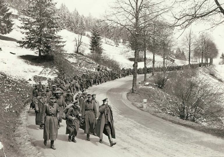 Tisíc německých důstojníků pochoduje do zajetí. Rok 1945, Rakousko