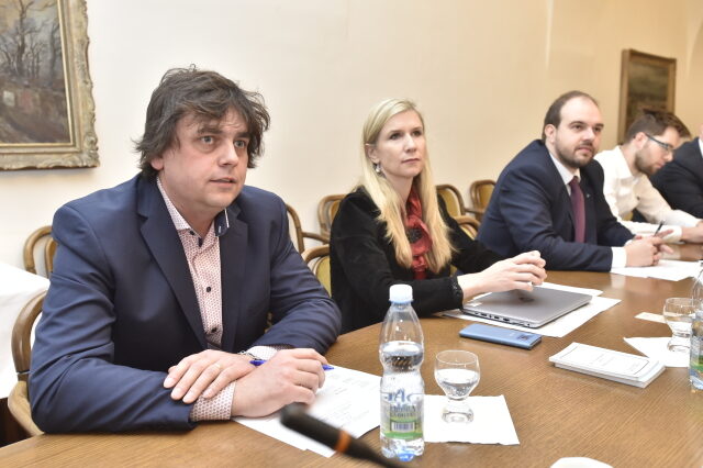 Zasedá mandátový a imunitní výbor. Zleva Miloslav Rozner (SPD), Kateřina Valachová (ČSSD), Lukáš Bartoň (Piráti) a Jakub Michálek (Piráti).