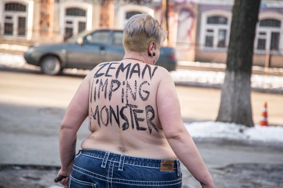 Aktivistka hnutí Femen protestovala obnažená v Kyjevě proti Zemanovi