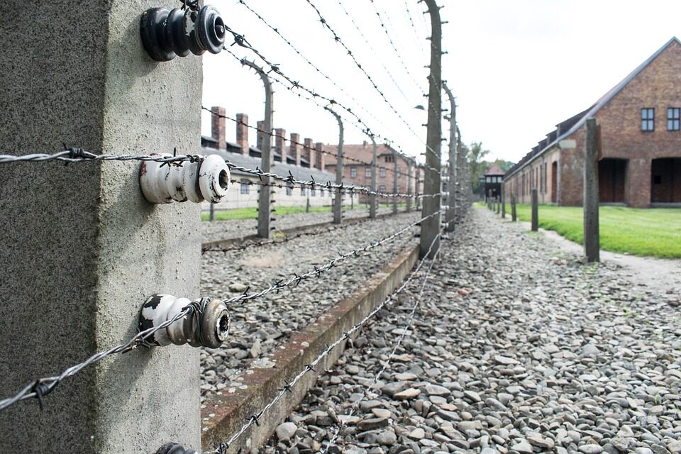Z celkového zhruba milionu a tři sta tisíců vězňů v Osvětimi se podařilo uniknout jen hrstce.