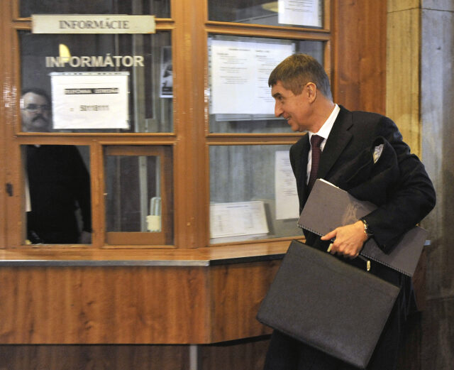 Andrej Babiš přichází ke Krajskému soudu v Bratislavě v lednu 2014