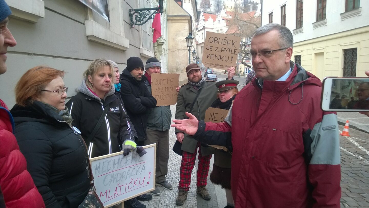 Demonstranti proti Ondráčkovi.