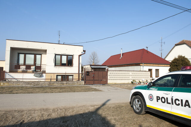 Policejní vůz stojí 28. února 2018 před domem zavražděného slovenského novináře Jána Kuciaka v obci Veľká Mača poblíž Trnavy.