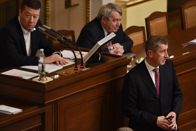 Premiér Andrej Babiš a místopředsedové Poslanecké sněmovny Vojtěch Filip a Tomio Okamura 