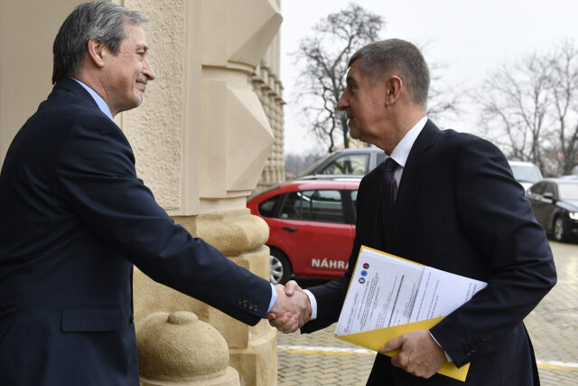 Ministr zahraničních věcí Martin Stropnický vítá premiéra Andreje Babiše 