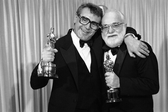 Milos Forman s Oscarem za Amadea a Saulem Zaentzem, producentem filmu.
