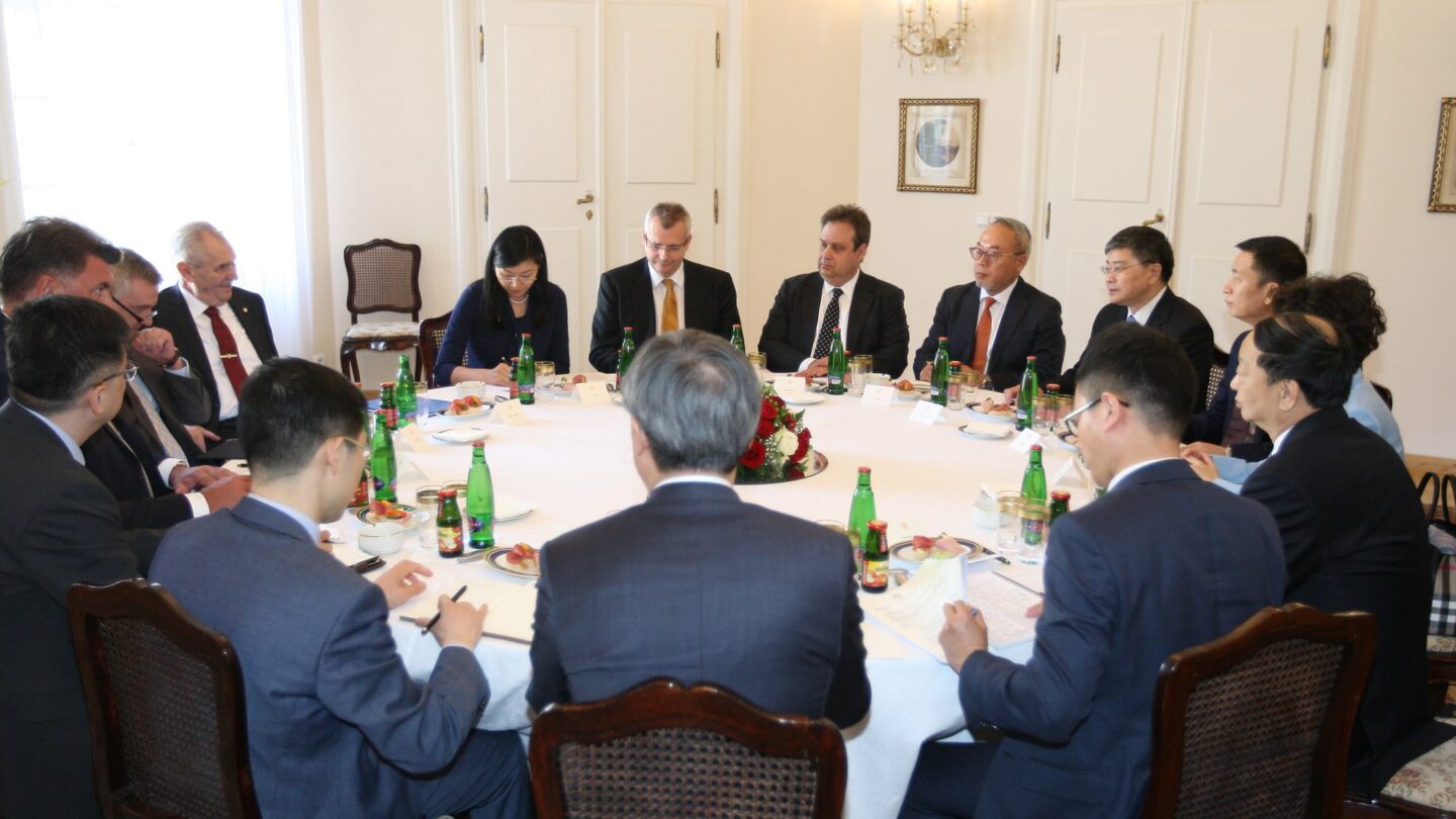 Delegace dalších čínských byznysmenů u Miloše Zemana.