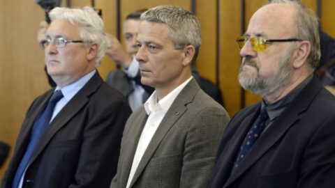 Bývalí místopředsedové Fondu národního majetku Jan Škurek a Pavel Kuta a znalec Rudolf Doucha u soudu