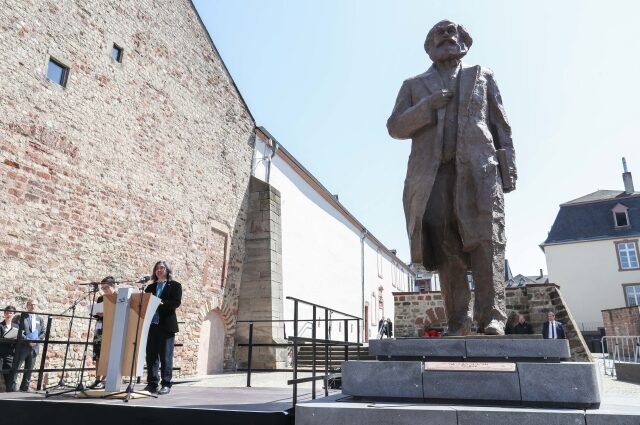 Odhalení sochy Karla Marxe v Trevíru