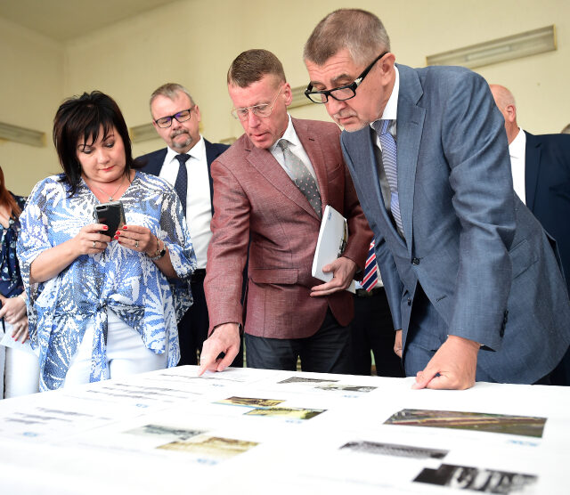 Premiér Andrej Babiš s ministry Alenou Schillerovou a Danem Ťokem na návštěvě Ústeckého kraje.