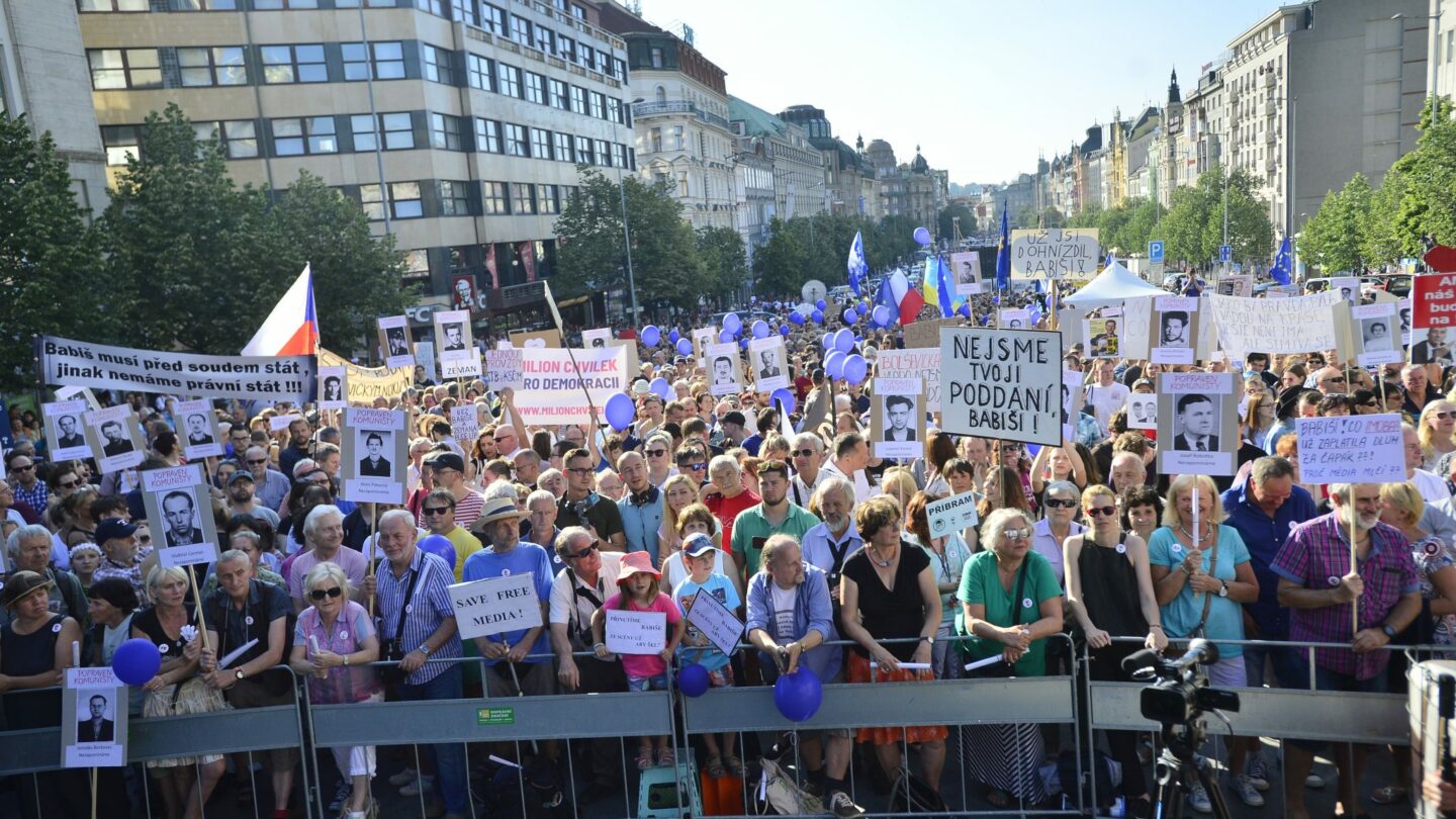 Demonstrace proti Babišovi a komunistům