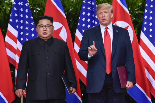 Setkání amerického prezidenta Donalda Trumpa s vůdcem Severní Koreje Kim Čong-unem.