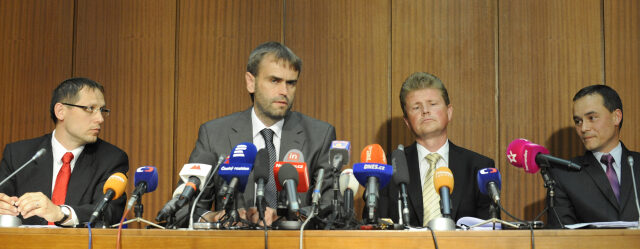 Olomoučtí vrchní žalobci Ivo Ištvan, Petr Šereda a Pavel Komár a bývalý ředitel ÚOOZ Robert Šlachta na tiskové konferenci .