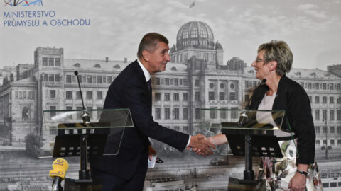 Ministryni průmyslu a obchodu Martě Novákové premiér Andrej Babiš po návratu z Washingtonu pogratuluje nanejvýš už jen ironicky