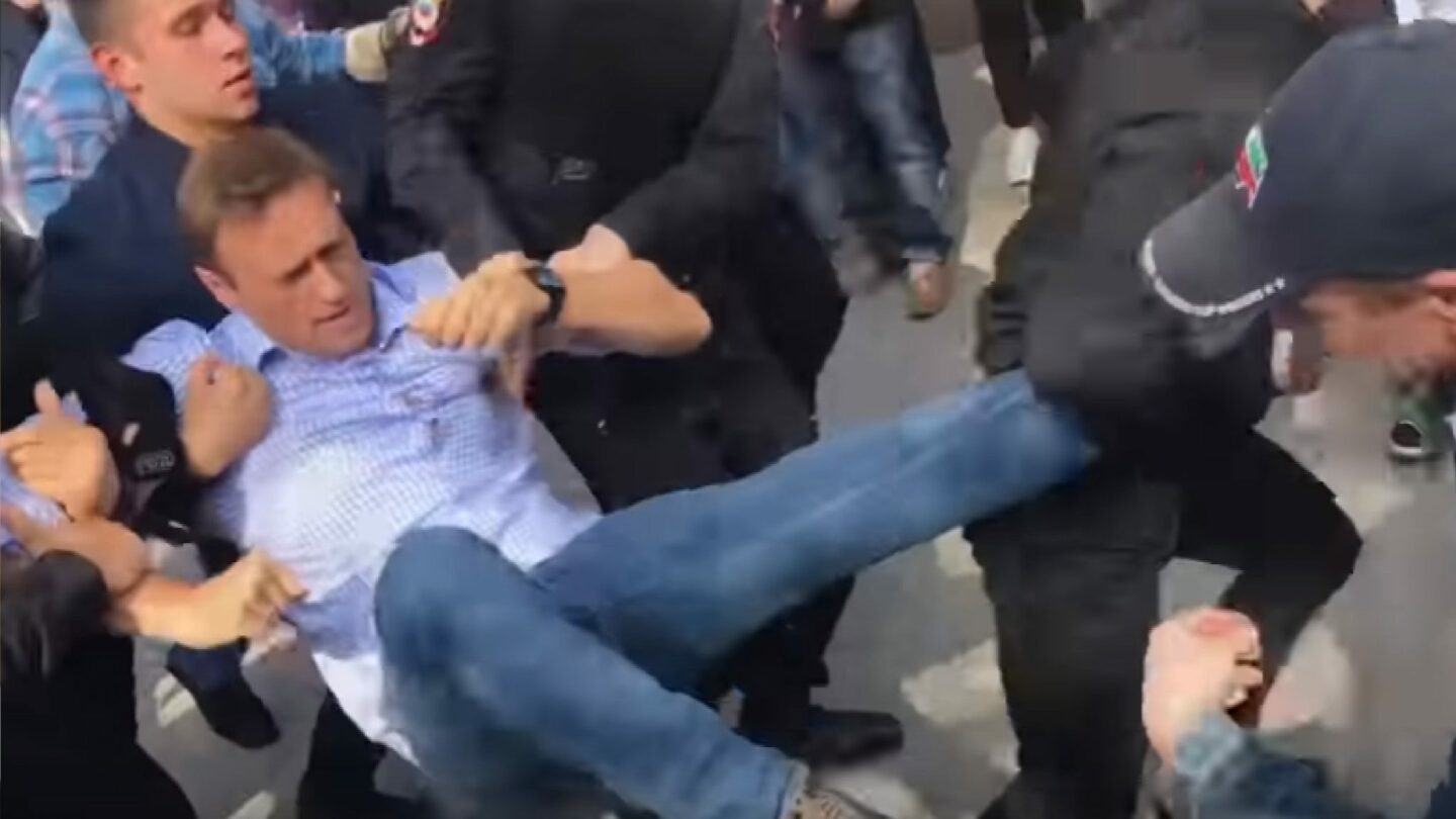 Navalnyj je na zatýkání už zvyklý. Nyní si na totéž pokoušejí zvyknout i jeho příbuzní, známí a známí jejich známých.