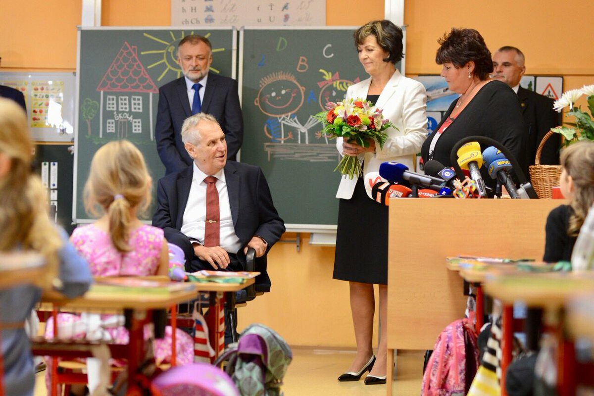 Miloš Zeman s manželkou zahájili školní rok v základní škole na Praze 6.