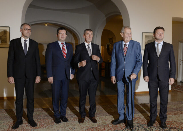Prezident a představitelé vlády se na Pražském hradě sešli kvůli koordinaci zahraniční politiky. Zatím se nedaří