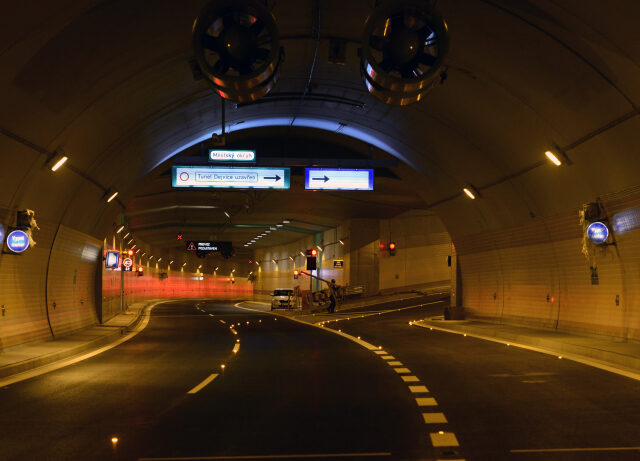 Blanka, která včetně napojení na Strahovský tunel vyjde na 43 miliard korun, měla původně řidičům sloužit už v roce 2011. 