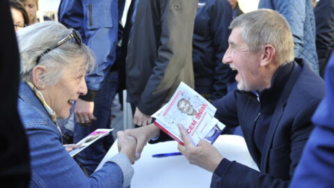 Bývalý premiér Andrej Babiš ve volební kampani se svojí knihou O čem sním, když náhodou spím
