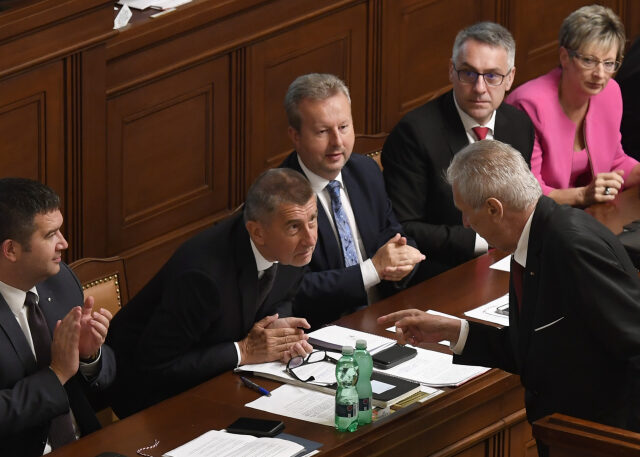 Prezident Miloš Zeman a premiér Andrej Babiš při hlasování o důvěře vládě