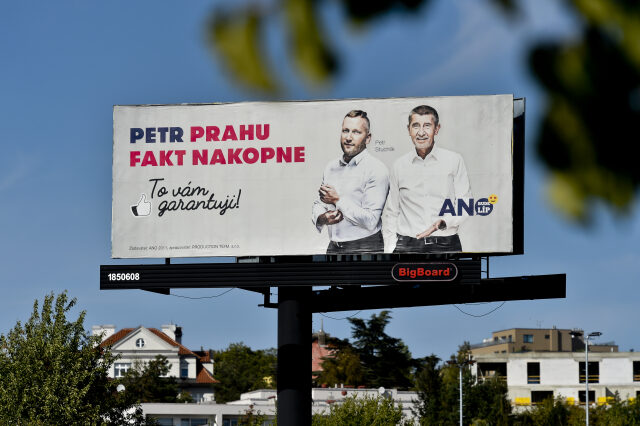 Andrej Babiš a Petr Stuchlík na předvolebním billboardu