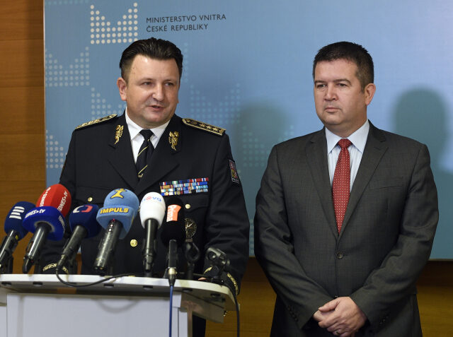 Končící policejní prezident Tomáš Tuhý a ministr vnitra Jan Hamáček 