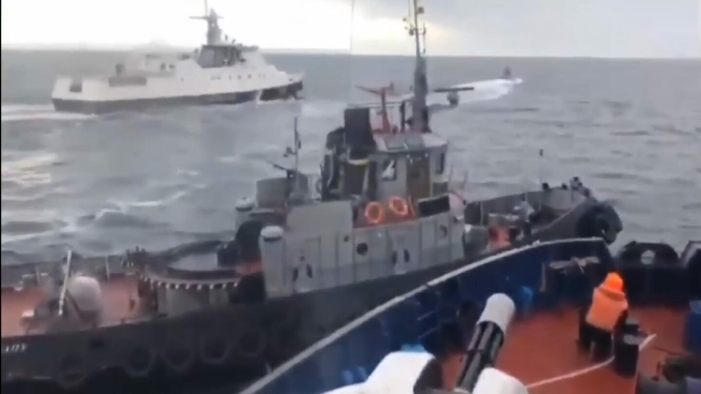 Záběr z videa, kde ruská loď naráží do ukrajinské.