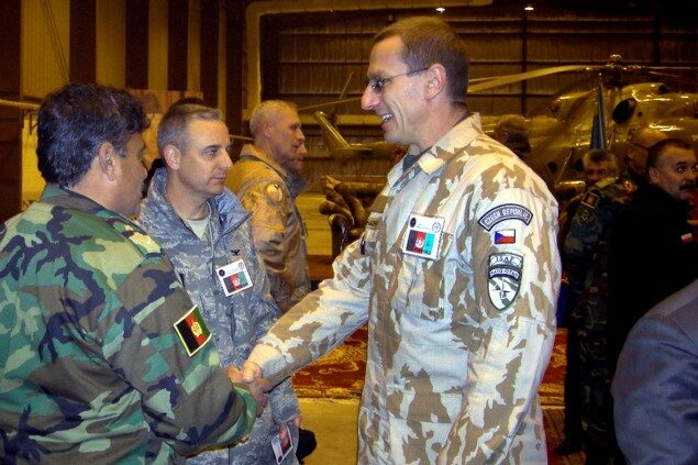 Náčelník logistiky velitelství sil ISAF Vladimír Halenka u jednotek v Afghánistánu (2008)

