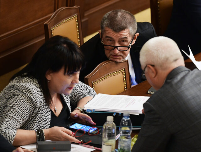 Ministryně financí Alena Schillerová, premiér Andrej Babiš a předseda klubu ANO Jaroslav Faltýnek