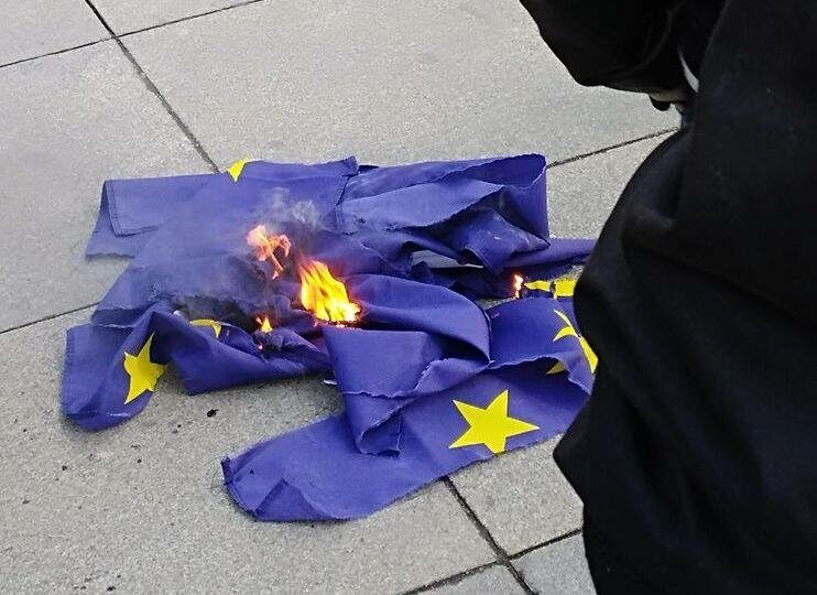 Aktivisté DSSS zapálili vlajku Evropské unie