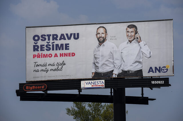 Ostravský primátor Tomáš Macura a Andrej Babiš na předvolebním billboardu