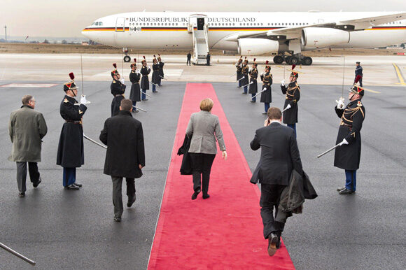 Německá kancléřka Angela Merkelová nastupuje do poruchového Airbusu Luftwaffe