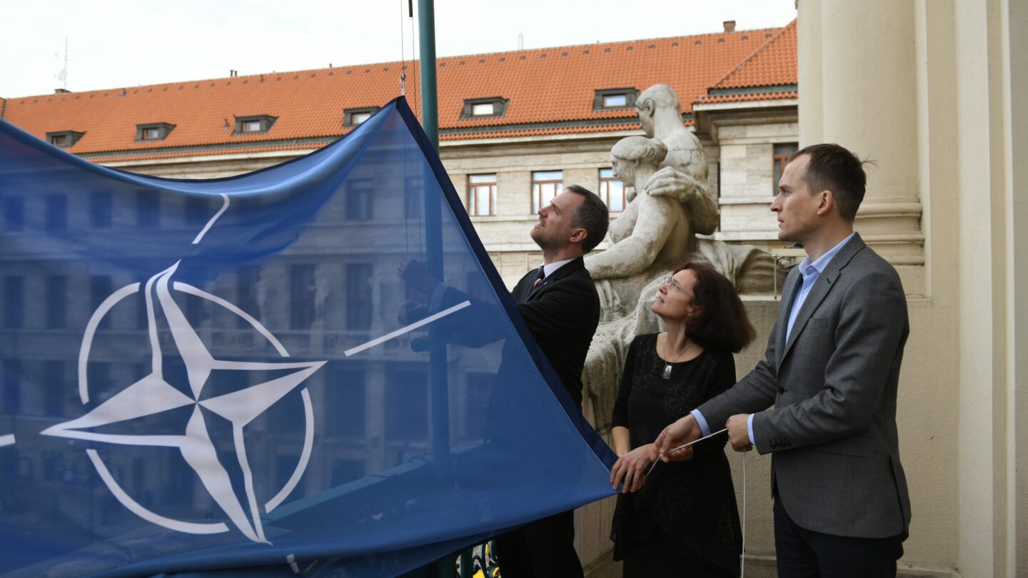 Pražský primátor Zdeněk Hřib vyvěsil vlajku NATO