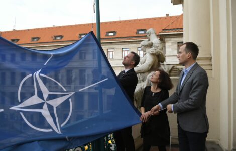 Pražský primátor Zdeněk Hřib vyvěsil vlajku NATO