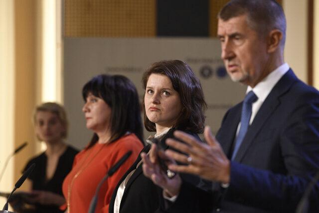 Premiér Andrej Babiš, ministryně práce a sociálních věcí Jana Maláčová a ministryně financí Alena Schillerová 