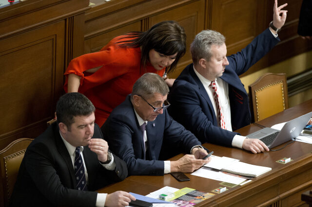Ministr vnitra Jan Hamáček, premiér Andrej Babiš, ministryně financí Alena Schillerová a ministr životního prostředí Richard Brabec