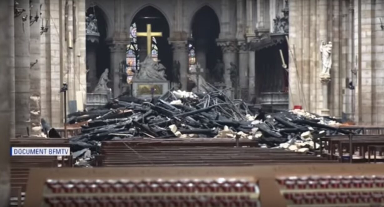 Interiér katedrály Notre-Dame po požáru
