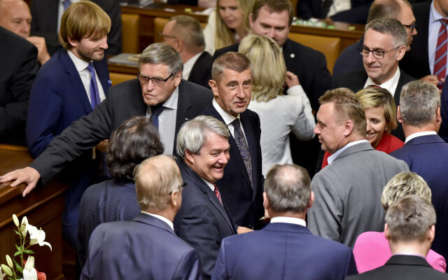 Premiér Babiš obklopený poslanci ANO a KSČM (Poslanecká sněmovna, 2019)

