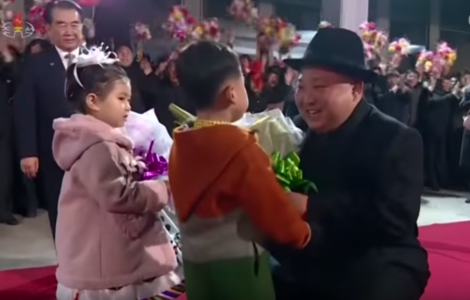 Kim Čong-una v Pchjongjangu při návratu z Vladivostoku přivítali vojáci i děti