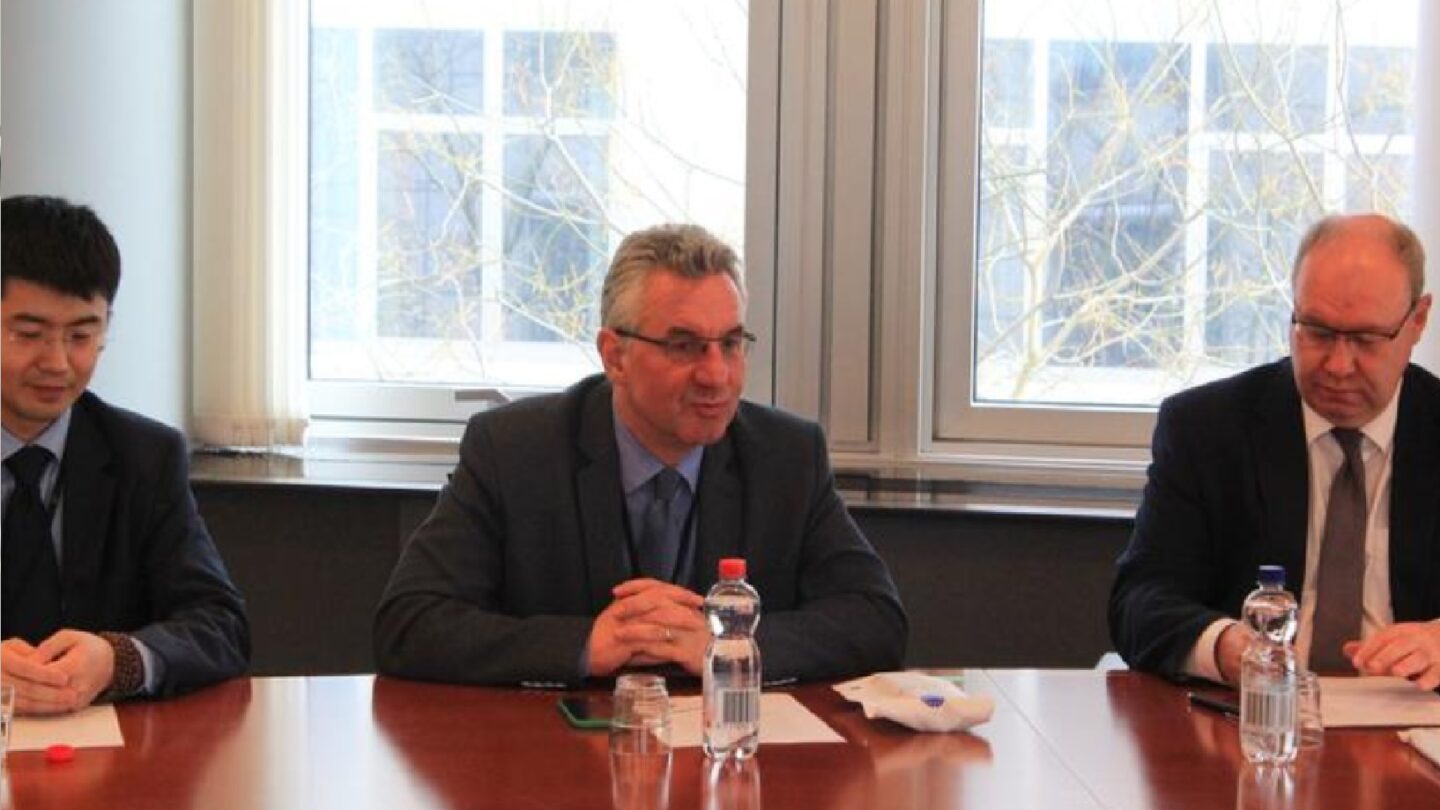 Zleva: Kaj Lin, Jan Zahradil a předseda Asociace přátelství mezi EU a Čínou (místopředseda Skupiny přátelství mezi EU a Čínou v EP) a britský labouristický europoslanec Derek Vaughan na bruselské schůzce s čínskými krajanskými sdruženími napojenými na Jednotnou frontu.