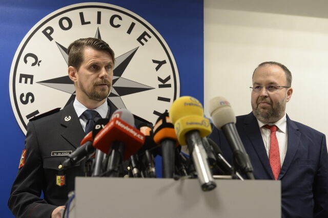 Pražský policejní ředitel Jan Ptáček a šéf Městského státního zastupitelství v Praze Martin Erazím na tiskové konferenci v listopadu 2018 