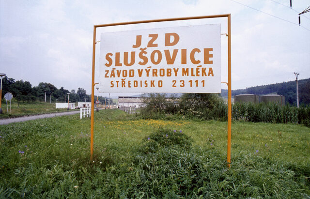 Dobová reklamní fotografie Agrokombinátu Slušovice z roku 1982, která sloužila pro prezentaci výrobního programu na zemědělských výstavách v Českých Budějovicích a ve slovenské Nitře.