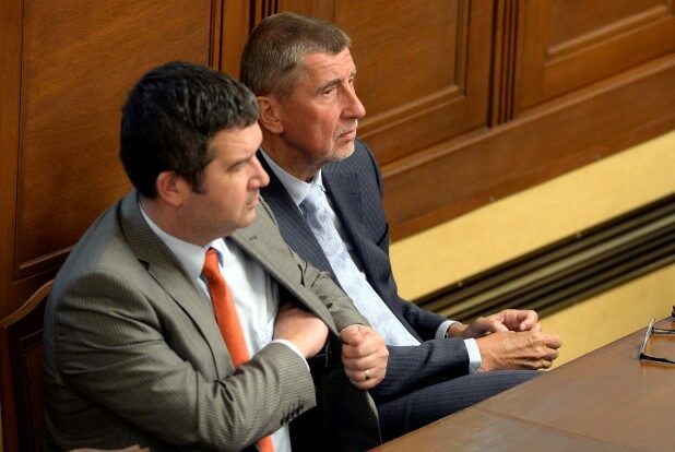 Vicepremiér Jan Hamáček (ČSSD) a premiér Andrej Babiš (ANO) v Poslanecké sněmovně