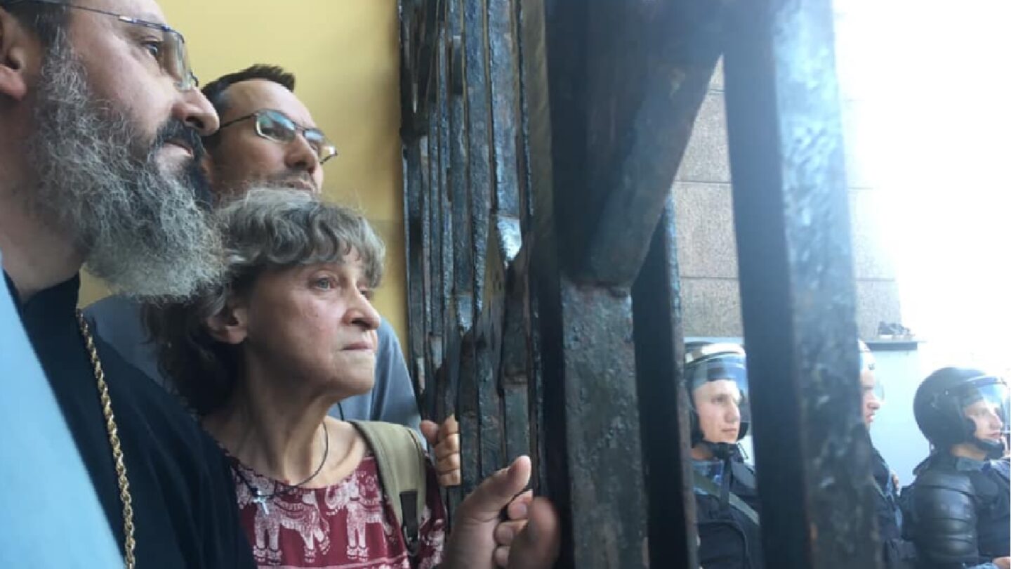 Některým demonstrantům v Moskvě se podařilo ukrýt v kostele