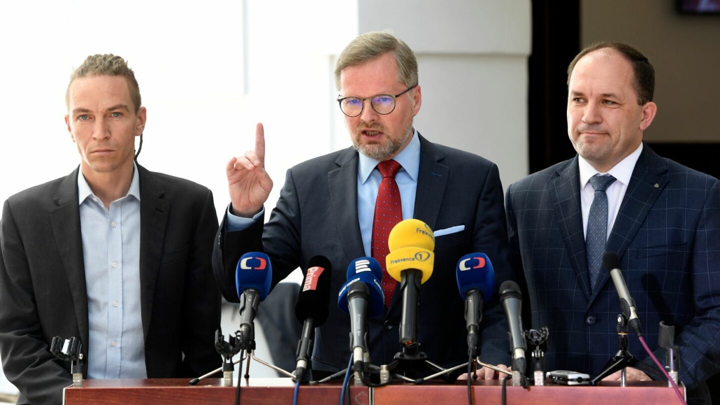 Politici opozice Ivan Bartoš (piráti), Petr Fiala (ODS) a Marek Výborný (KDU-ČSL)