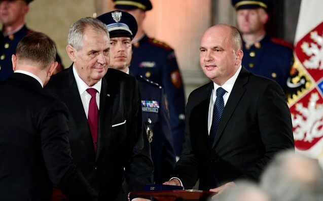 Jaroslav Strnad (vpravo) převzal 28. října 2018 státní vyznamenání od prezidenta Miloše Zemana