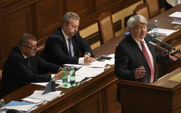 Premiér Andrej Babiš, ministr životního prostředí Richard Brabec a předseda KSČM Vojtěch Filip ve Sněmovně