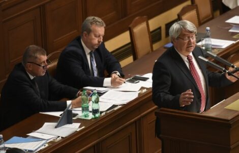 Premiér Andrej Babiš, ministr životního prostředí Richard Brabec a předseda KSČM Vojtěch Filip ve Sněmovně